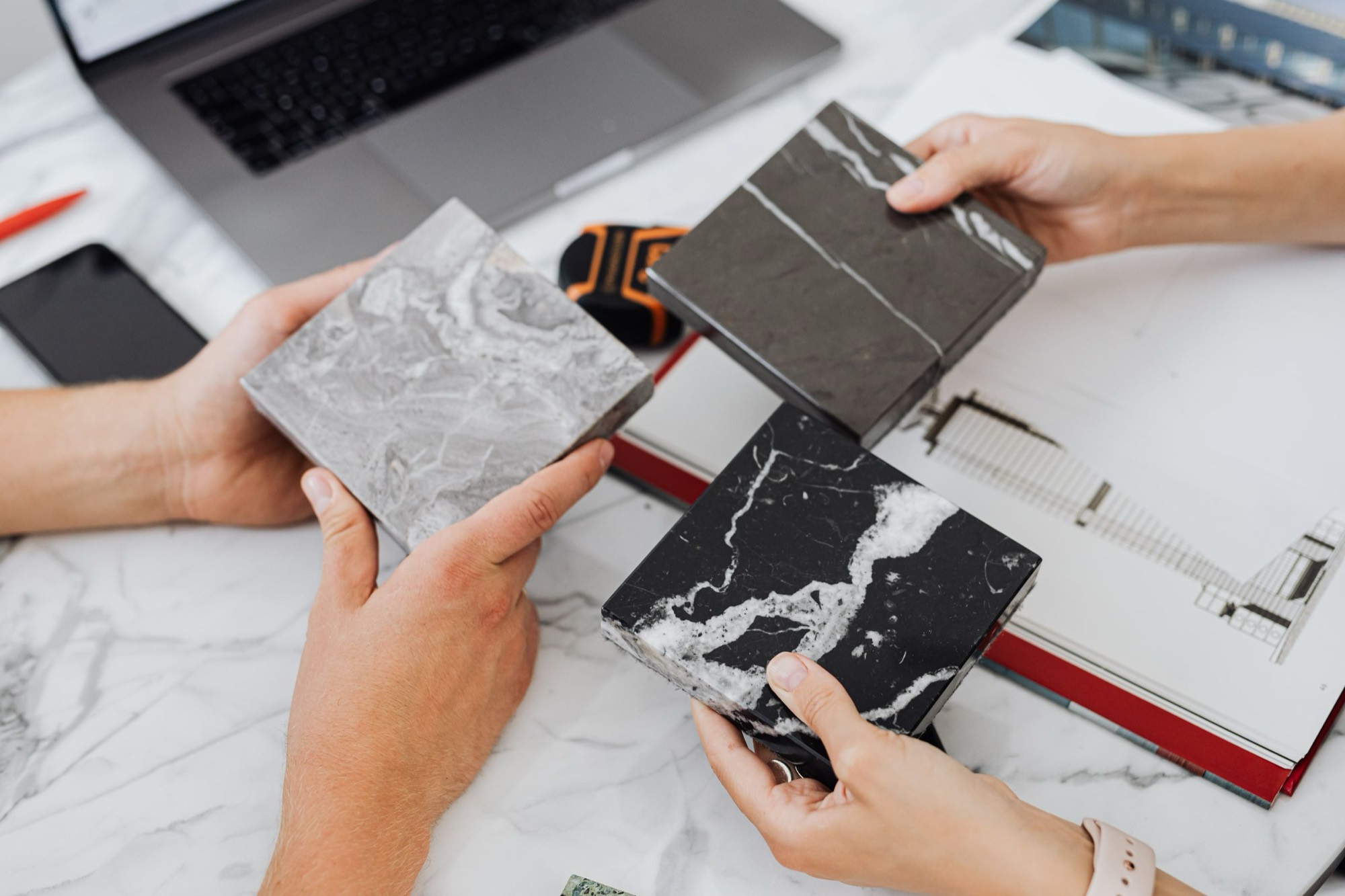 Confronto di campioni di materiale durante la scelta delle finiture
