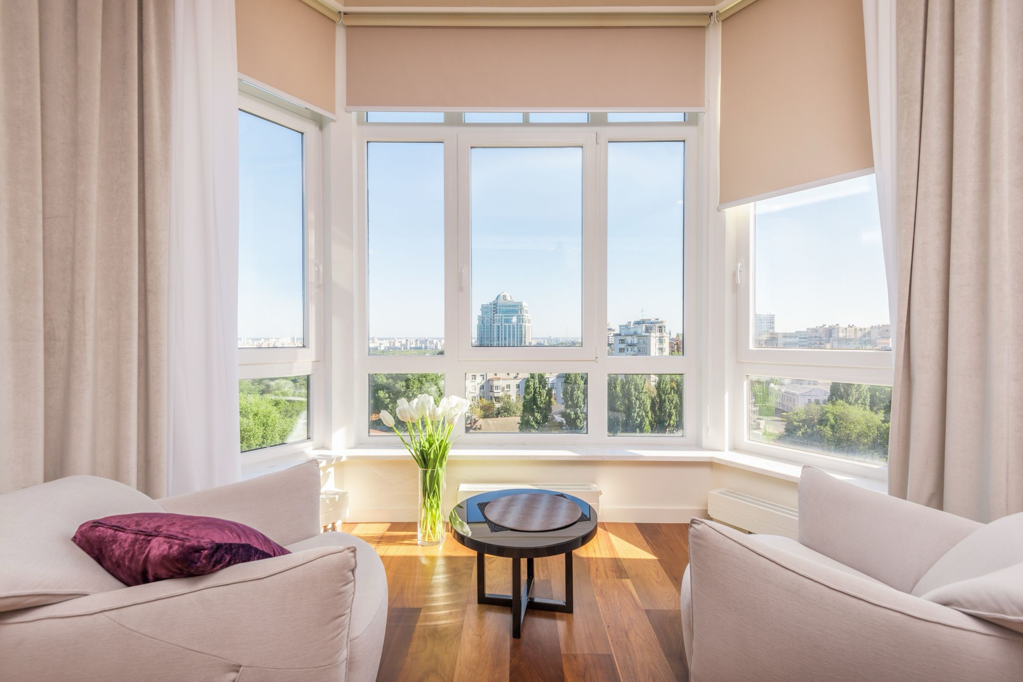 Bay window con serramenti bianchi moderni e vista sulla città