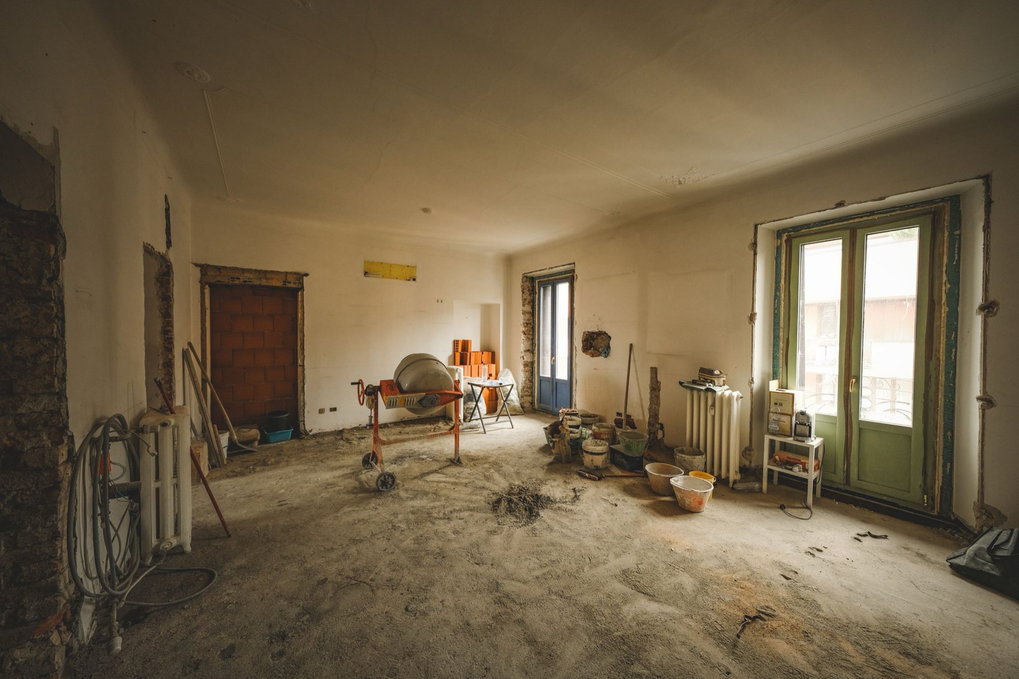 Stanza in ristrutturazione con attrezzi e materiali da cantiere