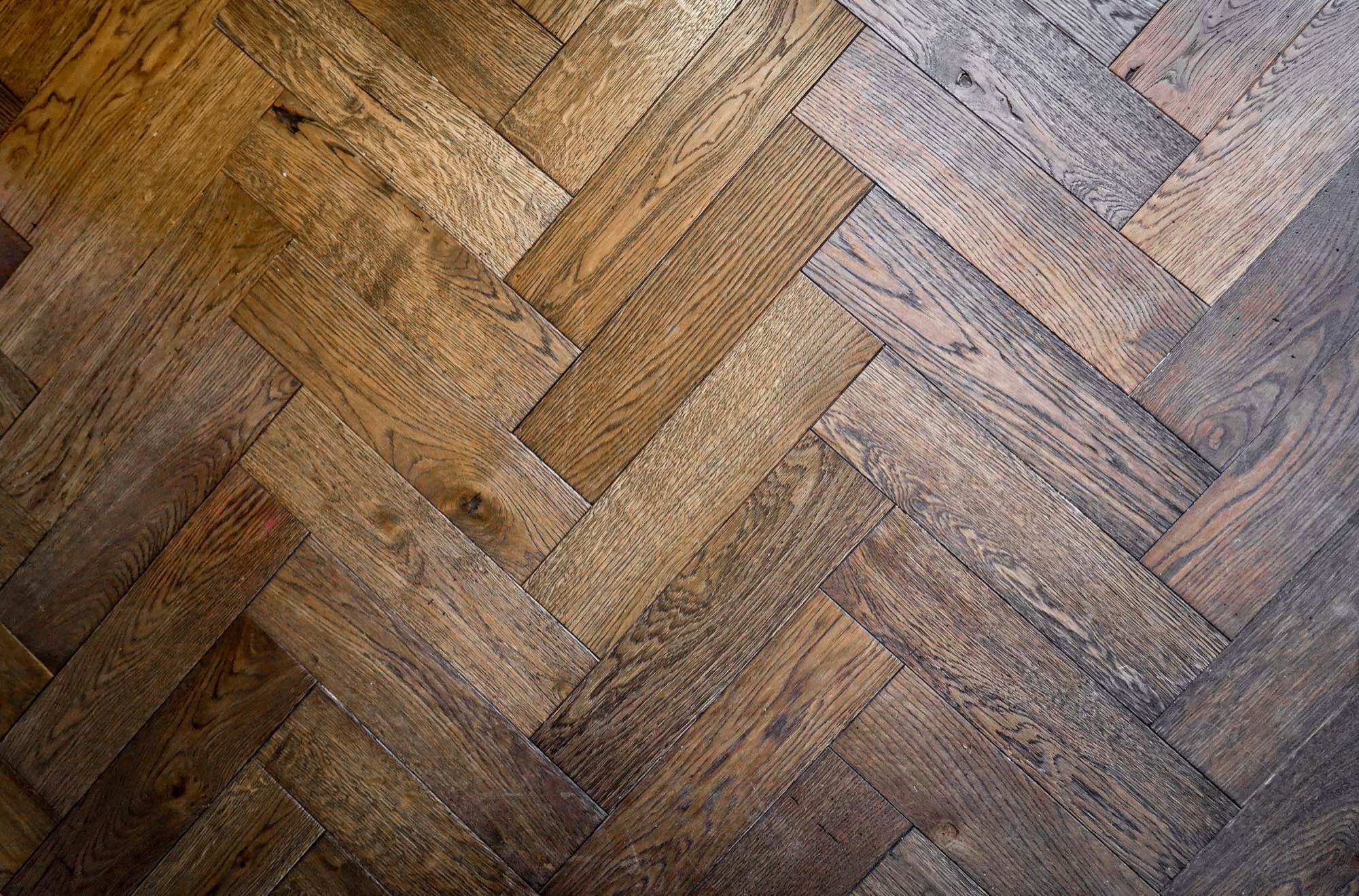 Pavimento in parquet a spina di pesce, dettaglio delle venature del legno